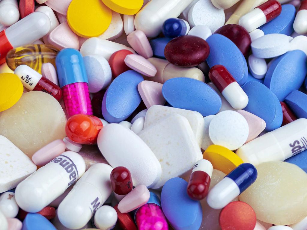Großer Haufen Tabletten und Pillen
